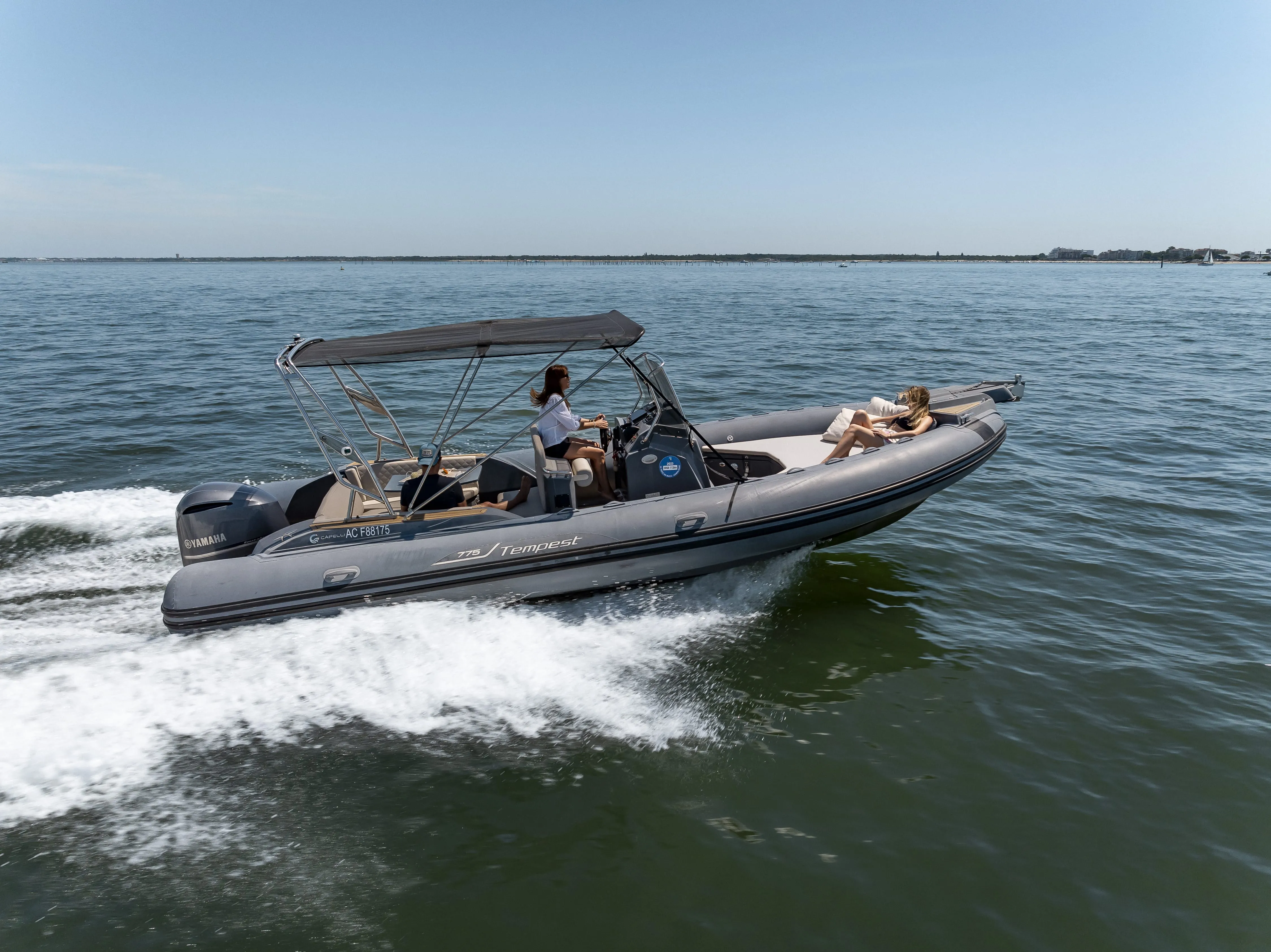Capelli Tempest 775 - 14 pers. · 225 cv · 7.75 m