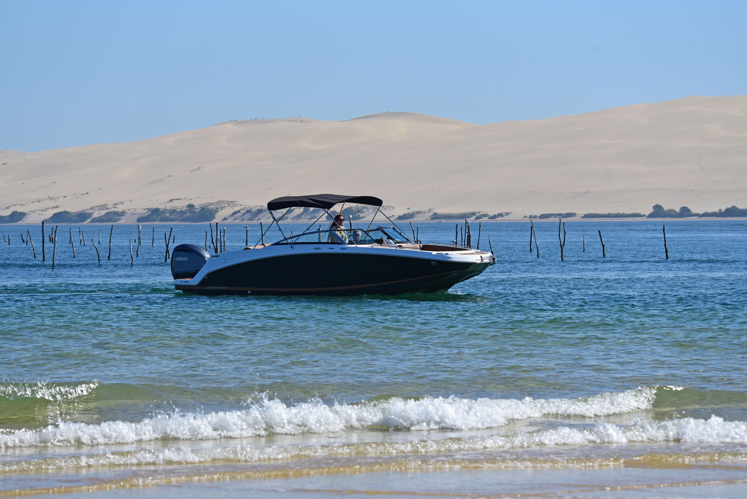 Four Winns HD8 boat available for rental in Arcachon - 12 people, 300 HP, 8.1m