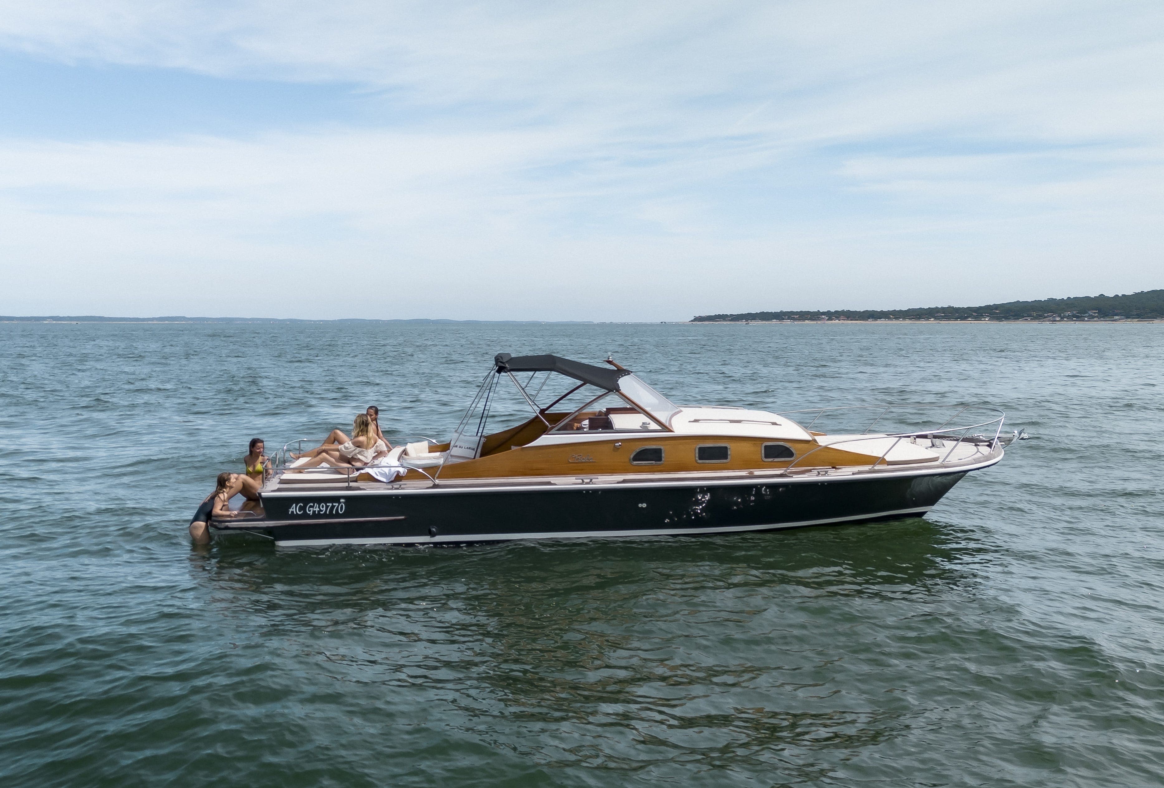 Pinasse Raba 11 boat available for rental in Arcachon - 11 people, 360 HP, 11m