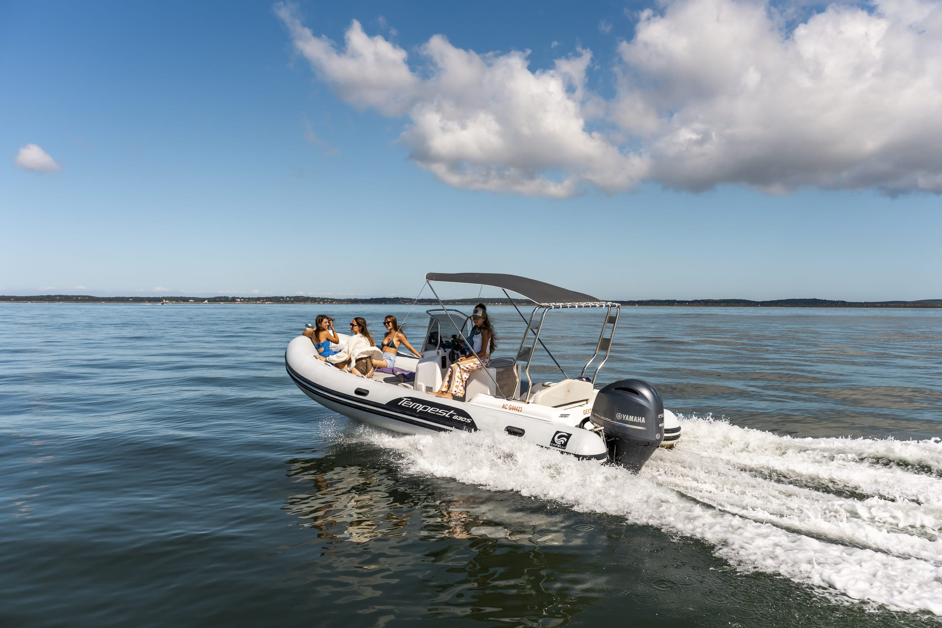 Location bateau Arcachon - Scenic view of Arcachon Bay with boats and maritime activities